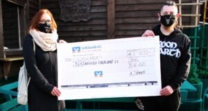 Zwei Personen mit Spendenscheck über 600€ an das Tierheim in Schleiz